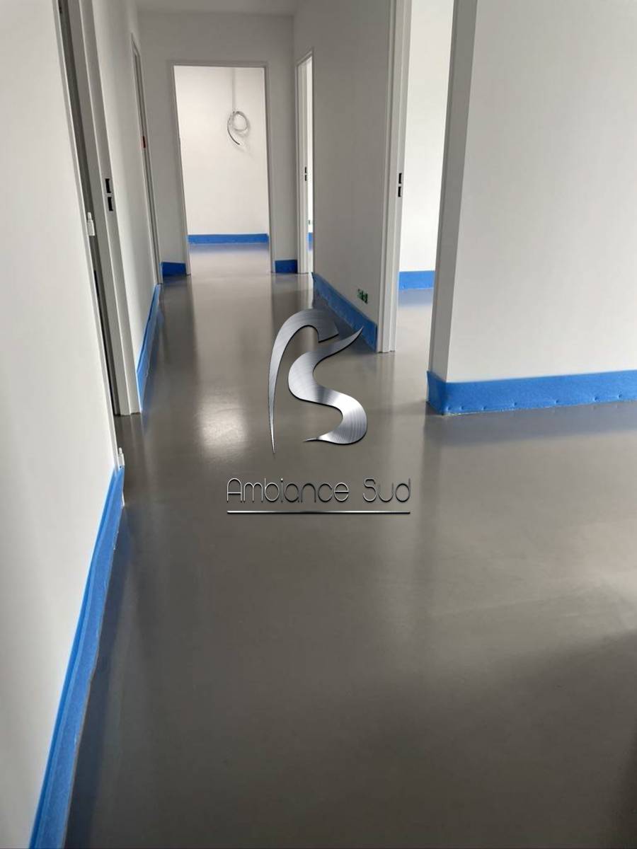 Sol en béton ciré moderne pour bureau à Toulon Var 83