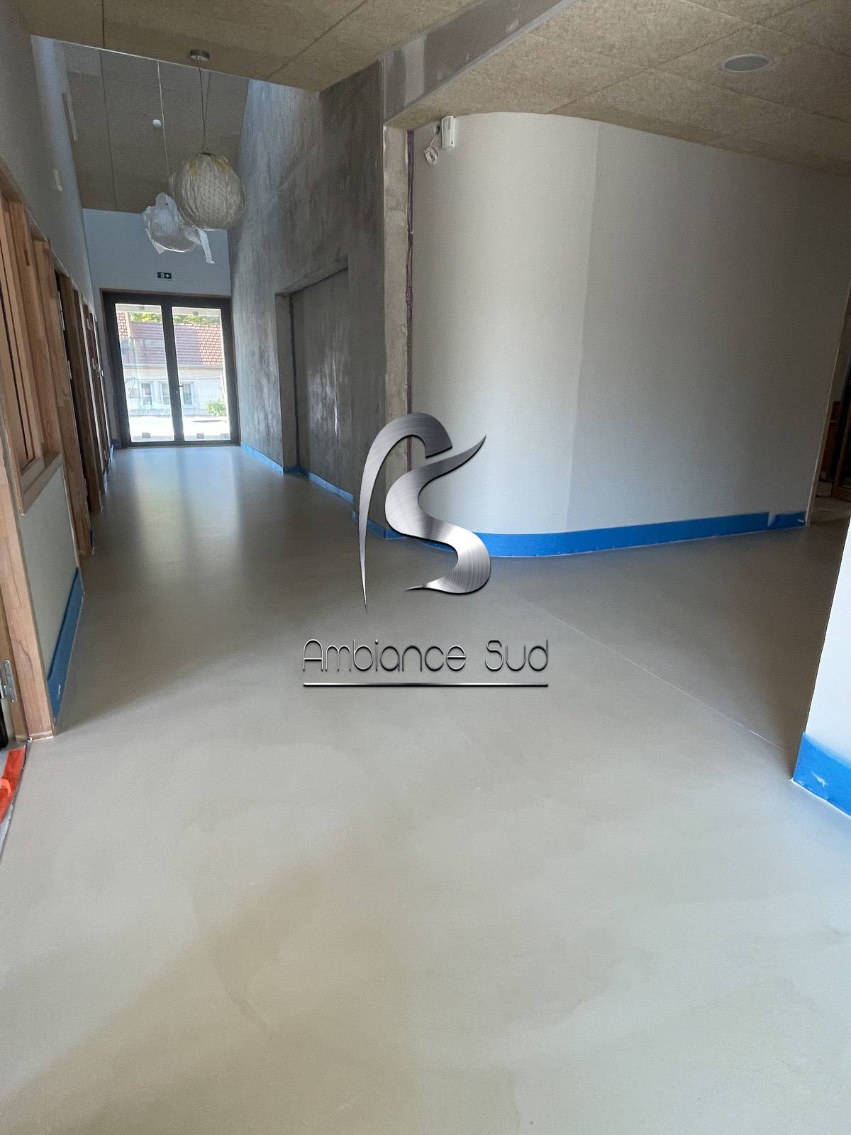 Artisan spécialiste de la pose de béton ciré pour rénovation de sol pour professionnels à Antibes près de Juan-les-Pins