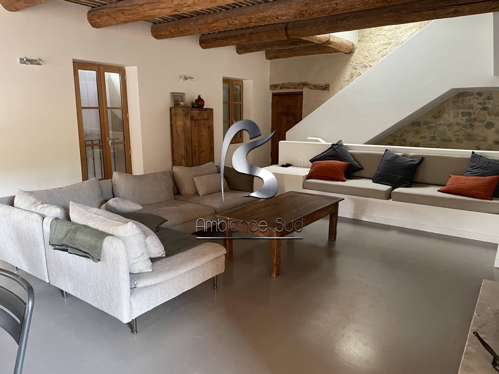 Salon moderne en béton ciré industriel pour gîte 