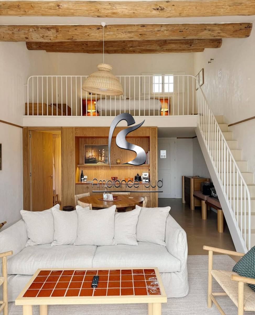 Rénovation des chambres en carrelage d’un hôtel 5 étoiles avec du béton ciré industriel couleur terre cuite à Bonnieux dans le Vaucluse