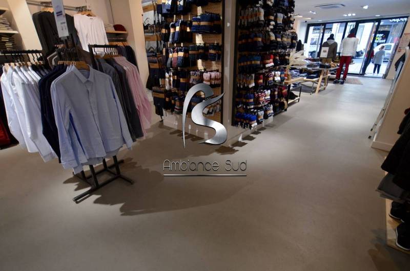 Pose d’un béton ciré industriel dans un magasin de vêtements à Avignon près de Le Pontet dans le 84