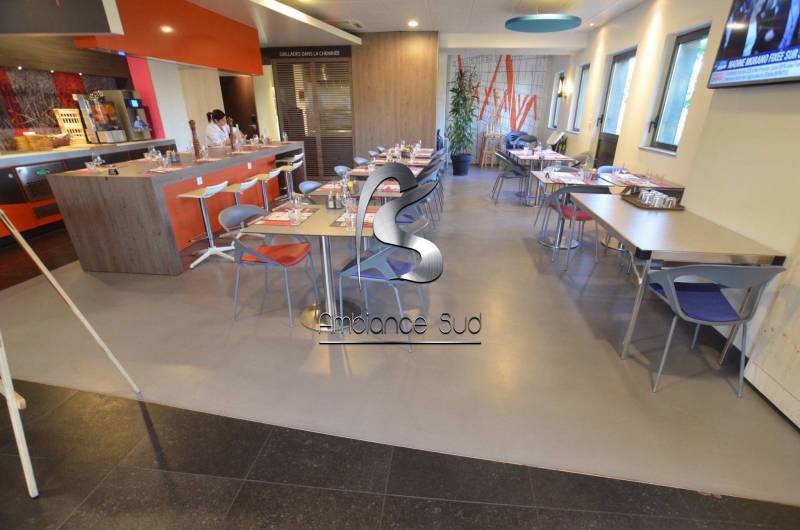 Béton ciré coulé décoratif pour sol d'un hôtel à Saint-Raphaël près de Saint-Tropez Var 83