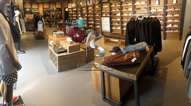 Pose d’un béton ciré industriel au sol d’un magasin de vêtements à Toulon près de Sanary-sur-Mer dans le 83