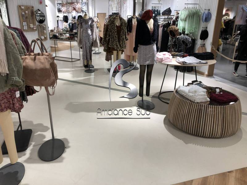 Réalisation d’un sol de magasin en résine minérale effet béton ciré coulé à Hyères près de La Crau