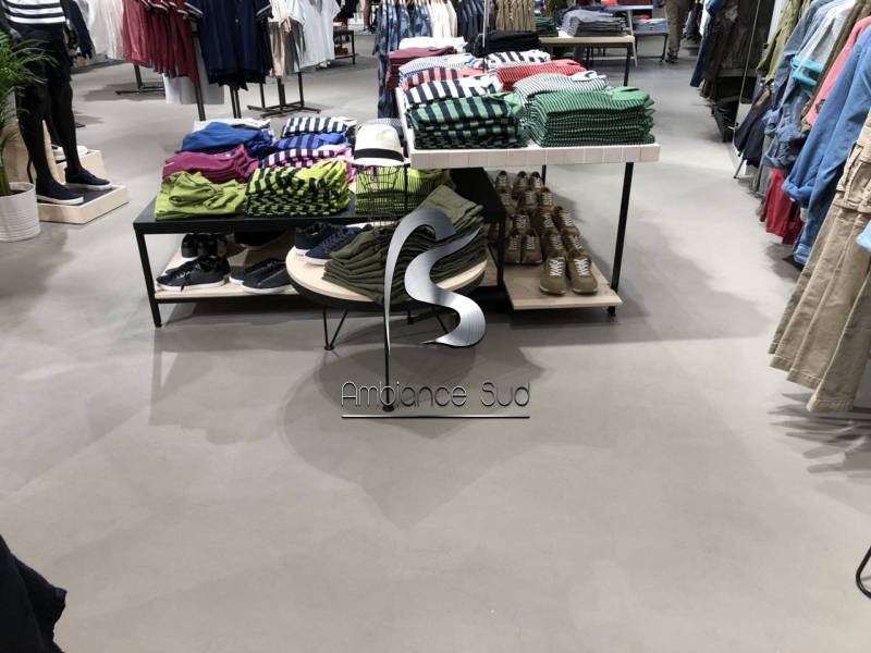 Réalisation du sol dans un magasin avec notre résine minérale effet béton ciré coulé à Antibes près de Cannes dans les Alpes-Maritimes