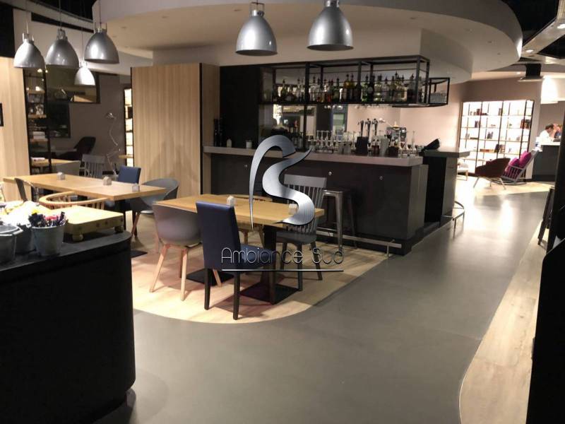 Rénovation des sols d’un hôtel-restaurant en résine minérale effet béton ciré coulé à Nice près de Cagnes-sur-Mer