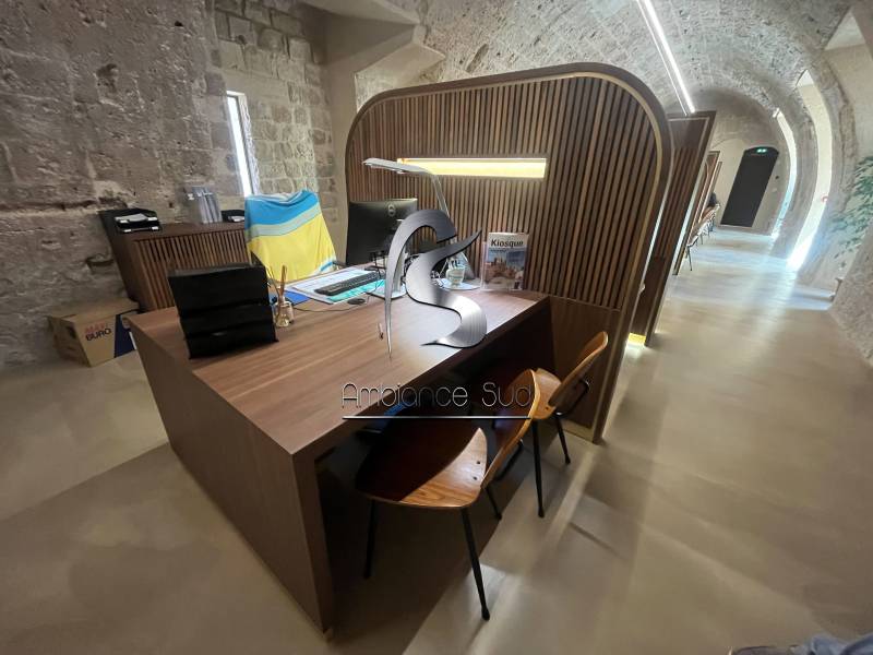 Comment moderniser vos bureaux ou locaux professionnels avec une résine minérale effet béton ciré taloché à La Seyne-sur-Mer près de Toulon ?