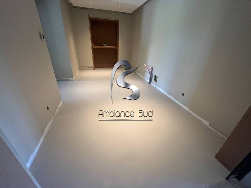 Réalisation d’une pièce de laboratoire en béton ciré taloché à côté d’Aix-en-Provence près de Marseille