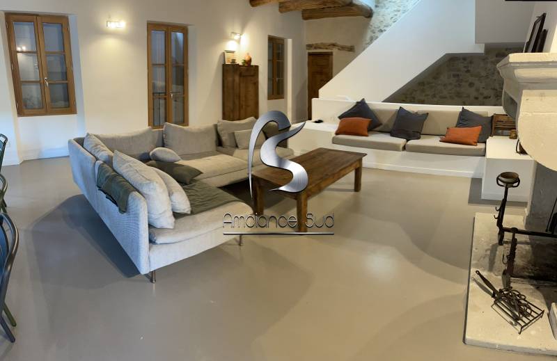 Sol en béton ciré industriel pour un gîte à Hyères près de La Garde