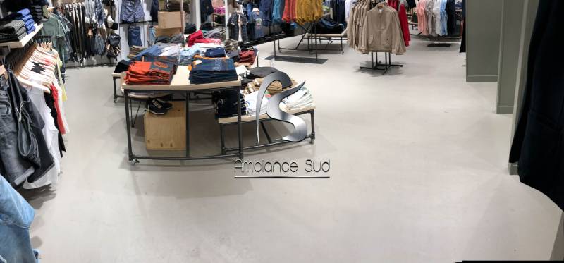 Béton ciré industriel sur carrelage dans un magasin de vêtements à La Garde dans le Var