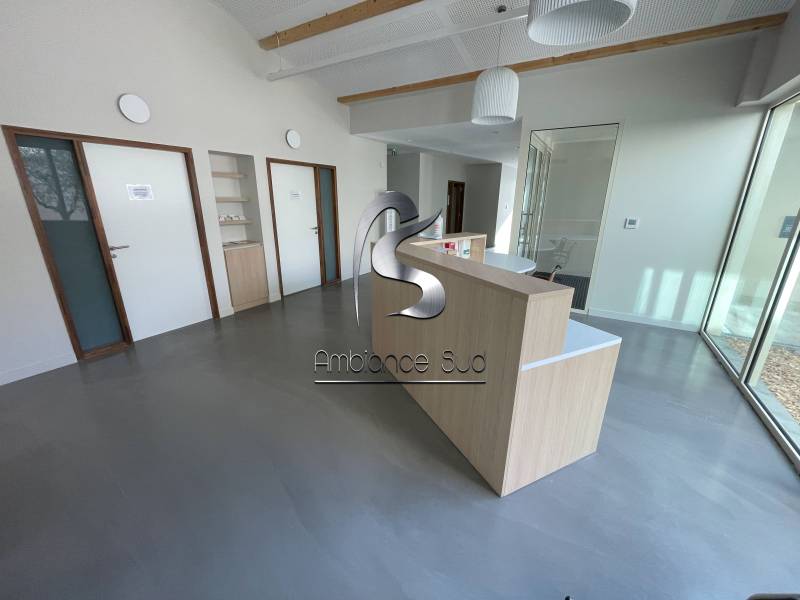 Application d’un béton ciré industriel dans une maison de santé à Cheval Blanc près de Cavaillon