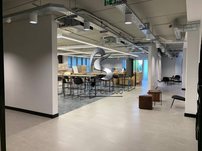 Béton ciré industriel pour la rénovation des sols d’un magasin de sport à Aix-en-Provence près de Marseille