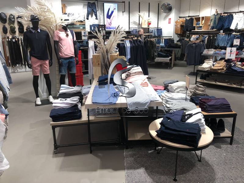 Pose de béton ciré industriel au sol d’un magasin de vêtements à Valence en Espagne