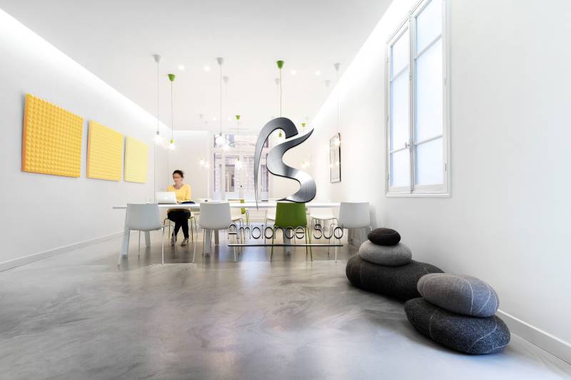 Rénovation des sols d’un espace de coworking en béton ciré industriel à Nice dans les Alpes-Maritimes