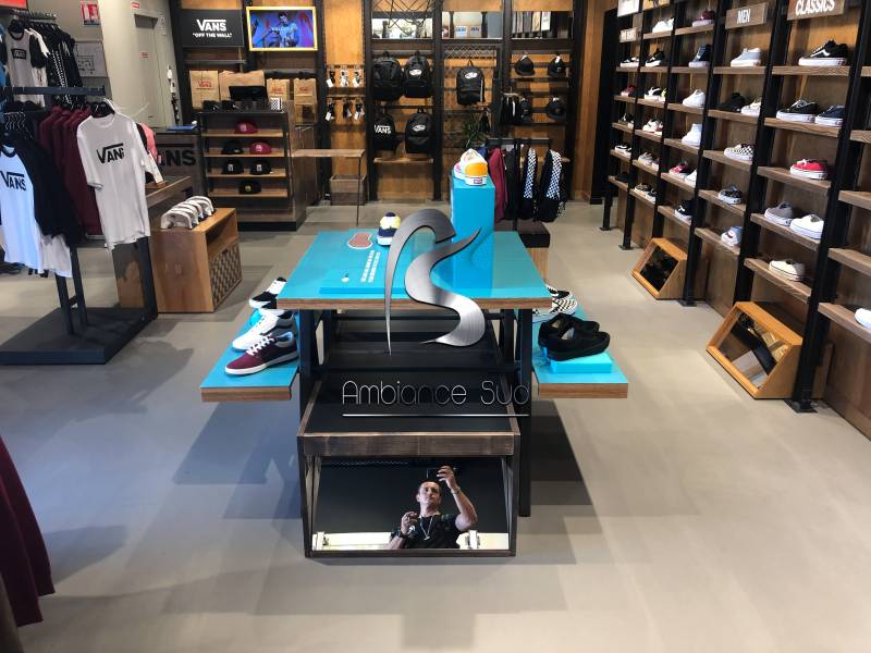 Réalisation d’un sol en béton ciré industriel dans un magasin de baskets à Toulon dans le Var