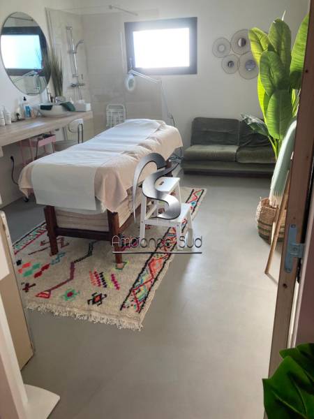 Rénovation de sol en béton ciré industriel pour un institut de beauté à Martigues près de Marseille