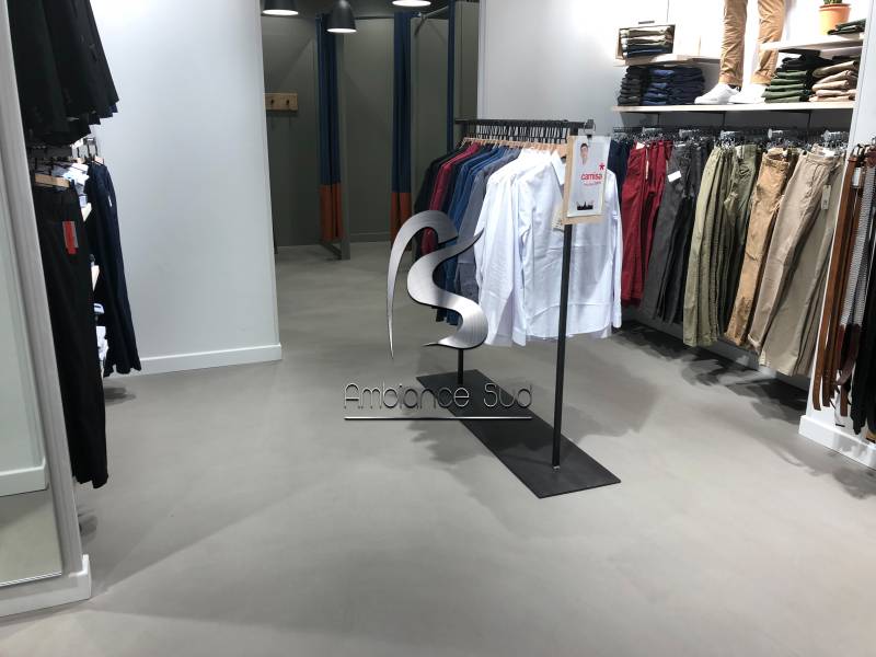 Rénovation des sols d’un magasin de vêtements à Avignon près de Nîmes avec du béton ciré industriel